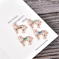 Roségoldene Pferdeanhänger mit blauem Opal-Inlay und Doppelschleifen für DIY-Schmuck - Blauer Opal / Zubehör / Roségoldenes Pferd