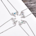 Detail von pferdeförmigen Anhängern mit bunten Opalen an silbernen Kettengliedern - Blauer Opal / Armband / Silbernes Pferd Armband