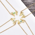 Detailansicht der Pferdeanhänger-Halsketten mit farbigem Opal-Inlay auf einer Holzoberfläche - Goldenes Pferd Armband