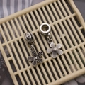 Detail von Vintage Silber Blumenanhängern mit LOVE-Gravur für DIY Schmuckherstellung - Exquisites Fünfblättrige Blume Stil (DM-PP-40)