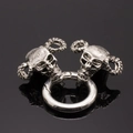 Macro-opname van gotische schedel veerringsluiting voor DIY sieraden en sleutelhangers - Kleine Ramshoorn Schedel Stijl / Antiek Zilver