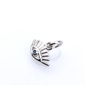 Colgante de ojo turco plateado con piedra azul oscuro y detalle de pestañas finas - Platino