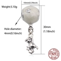 Vista macro de cuenta de plata 925 con colgante de oso y corazón de circonita blanca - Estilo Colgante de Oso de Peluche (S139)