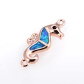 Connecteur hippocampe en or rose avec incrustation d'opale bleue et cristaux brillants - Or Rose Bleu Hippocampe