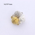 Dettaglio macro di chiusure magnetiche sferiche con finitura oro e argento lucido - Argento / 14.5*9*1mm