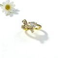 Eleganter goldener Schleifenring mit Tropfenkristall und gebürstetem Vintage-Band - Schleife Wassertropfen-Stil / Gold