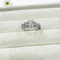 Makroaufnahme von Silberring mit ovalem Zirkon und feinen Pavé-Diamanten an den Seiten - Blattform-Stil / Silber