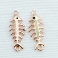 Detalle macro del colgante de espina de pescado en oro rosa con piedra de ópalo - Oro Rosa + Opalo Blanco (Solo Conector)