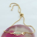 Vista detallada de la pulsera de espina de pez dorada ajustable con incrustación de ópalo - Pulsera Ajustable de Ópalo Verde de Oro Amarillo