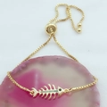 Detalle de pulsera ajustable de espina de pescado dorada con ópalo verde incrustado - Pulsera Ajustable de Ópalo Blanco de Oro Amarillo