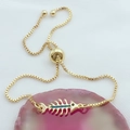 Vista detallada de pulsera de espina de pescado dorada con ópalo azul sobre ágata rosa - Pulsera Ajustable de Ópalo Azul de Oro Amarillo