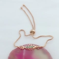 Vista detallada de pulsera de espina de pez en oro rosa con ópalo y cadena de caja ajustable - Pulsera Ajustable de Ópalo Verde de Oro Rosa