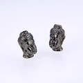 Makroaufnahme polierter Buddha-Kopf-Perlen aus Zinklegierung in Schwarz für DIY-Schmuck - Gunmetal-Schwarz