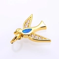 Vista macro de un colgante de golondrina dorado con ópalo azul y detalles de circón - Oro Azul Opale