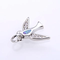 Colgante de golondrina plateada con ópalo iridiscente y detalles de circonitas brillantes - Plata Rosa Opale