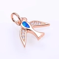 Primer plano de un colgante de golondrina en oro rosa con opalo azul y circones finos - Oro Rosa Azul Opale