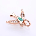 Vista macro de colgante de golondrina en oro rosa con ópalo y alas con micro-incrustaciones - Oro Rosa Verde Opale