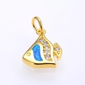 Detalle de colgante de pez con incrustación de opalo azul y circonitas blancas brillantes - Oro Azul Opale