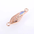 Nahaufnahme des roségoldenen Engelsflügel-Verbinders mit Zirkonia und Opal-Schmuckstein - Roségold Rosa Opal