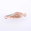 Detail eines Roségold-Engelsflügel-Verbinders mit Zirkonia und Opal für DIY-Schmuckherstellung - Roségold Weiß Opal