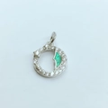 Detalle de colgante de luna con opalo verde y circonita para crear joyeria - Platinado Verde