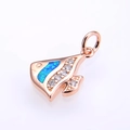 Detalle de colgante de atún en oro rosa con incrustación de ópalo azul y cristales - Oro Rosa Azul Opale