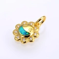 Nahaufnahme Sonnenblumen-Anhänger mit Opal-Lächeln und funkelnden Zirkoniasteinen - Gold Grün Opal