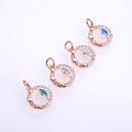 Detalle de cuatro colgantes de luna y estrella bañados en oro con ópalo y circonitas - Oro Rosa Multicolor
