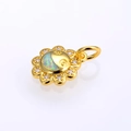Makroansicht des Sonnenblumenanhängers mit Opal-Gesicht und funkelnden Kristallblüten - Gold Weiß Opal