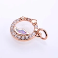 Detalle del colgante de oro rosa con luna de opalo y pequeñas estrellas de circon - Rose Gold Pink