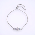Detailansicht eines silbernen Box-Chain-Armbands mit verstellbarem Opal-Anhänger - Silber Rosa Opal