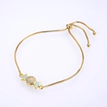 Detailansicht des vergoldeten Box-Kettenarmbands mit Opal-Anhänger in Bonbon-Form - Gold Weiß Opal