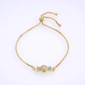 Detail der goldenen Box-Kette mit Schiebeperle und mit Zirkonia besetztem Anhänger - Gold Rosa Opal