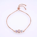 Nahaufnahme des roségoldenen Bolo-Armbands mit Zirkonia-Bonbon und lila Opal-Sternen - Roségold Rosa Opal