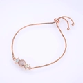 Detailansicht eines Roségold-Armbands in Süßigkeitenform mit Zirkonia und Opal-Inlay - Roségold Weiß Opal