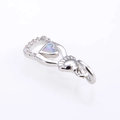Dettaglio macro del ciondolo a cuore Claddagh con opale e pavé di zirconi - Argento Rosa Opale