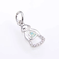 Ciondolo Claddagh a cuore in opale con brillanti accenti di zirconi cubici - Argento Bianco Opale