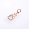 Dettaglio macro del ciondolo cuore in opale oro rosa con accenti in zirconia su sfondo bianco - Oro Rosa Rosa Opale