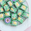 Gros plan de perles en résine rose avec reliefs floraux et motifs de cœur en plat - Transparent Vert Violet Rose Crème Cœur Jaune