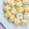 Perles de fleurs jaunes DIY pour la fabrication de bijoux dans un plat en céramique - Mixte Perle Blanche Crème Jaune