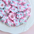 Détail macro de perles macaron douces avec textures de cœur et fleur pour bijoux DIY - Perle Rose Transparente Jardin