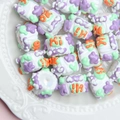 Détail de perles en résine colorées avec accents de colle 3D et texte Hi OK - Perle Blanche Crème Blanche Hi Fleur Violette Cœur Vert