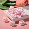 Détail macro de perles roses peintes à la main pour bijoux DIY et chaînes de téléphone - Perle Rose Cadre Grille Blanc Cœur Rose