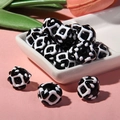 Gros plan de perles à grille creuse noires et blanches pour bijoux DIY et accessoires - Perle Noire Cadre Grille Blanc Cœur Noir