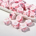 Makro-Detail von rosa Harzperlen mit Herzkristallen und weißem Wellenrand für DIY - Weiße Perle + Rosa Creme + Rosa Blumenherz
