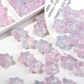 Detalle macro de cuentas en forma de estrella con acabado aurora y purpurina para joyas - Rosa Claro + Púrpura Claro