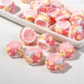 Makro-Detail von handgefertigten Harz-Kuchenperlen für DIY-Schmuck und Handyketten - Weiße Perle + Rosa Creme + Gelbes Herz