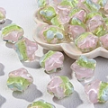 Vista macro detallada de cuentas de vidrio en forma de estrella con espirales rosa y verde - Rosa, Verde y Azul