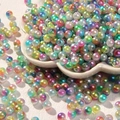 Makroaufnahme von 6 mm bunten irisierenden ABS-Perlen für DIY-Schmuckherstellung - 50g pro Packung (ca. 550 Stück) / bunt