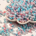 Vue macro de perles ABS irisées de 6mm en bleu, rose et blanc pour bijoux DIY - 50g par paquet (env. 550 pcs) / Rouge & Bleu